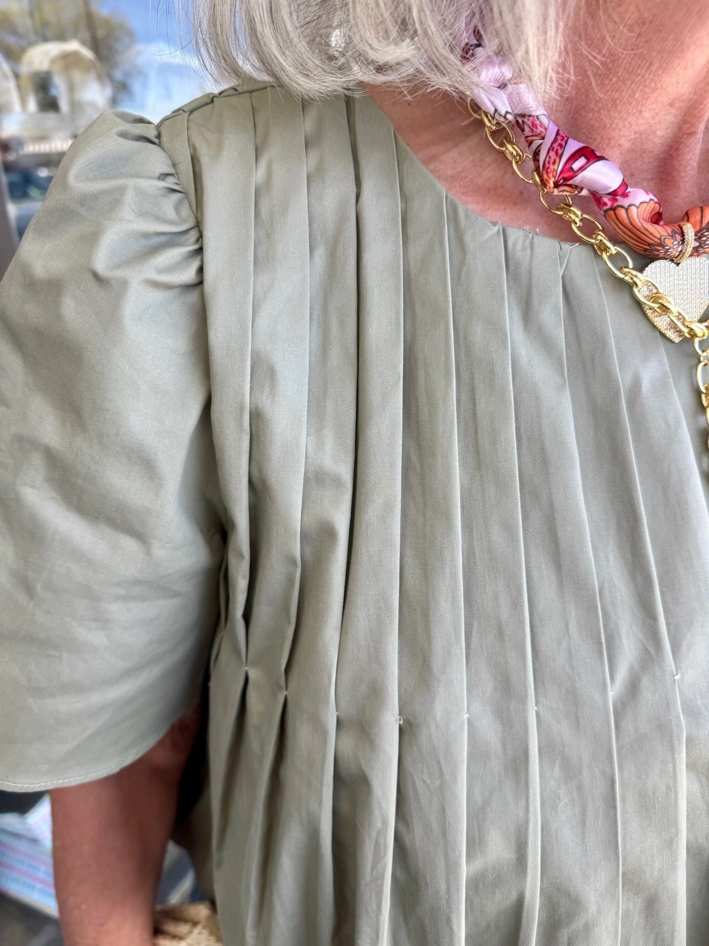 PLEATED DETAIL SHORT SLEEVE BLOUSE