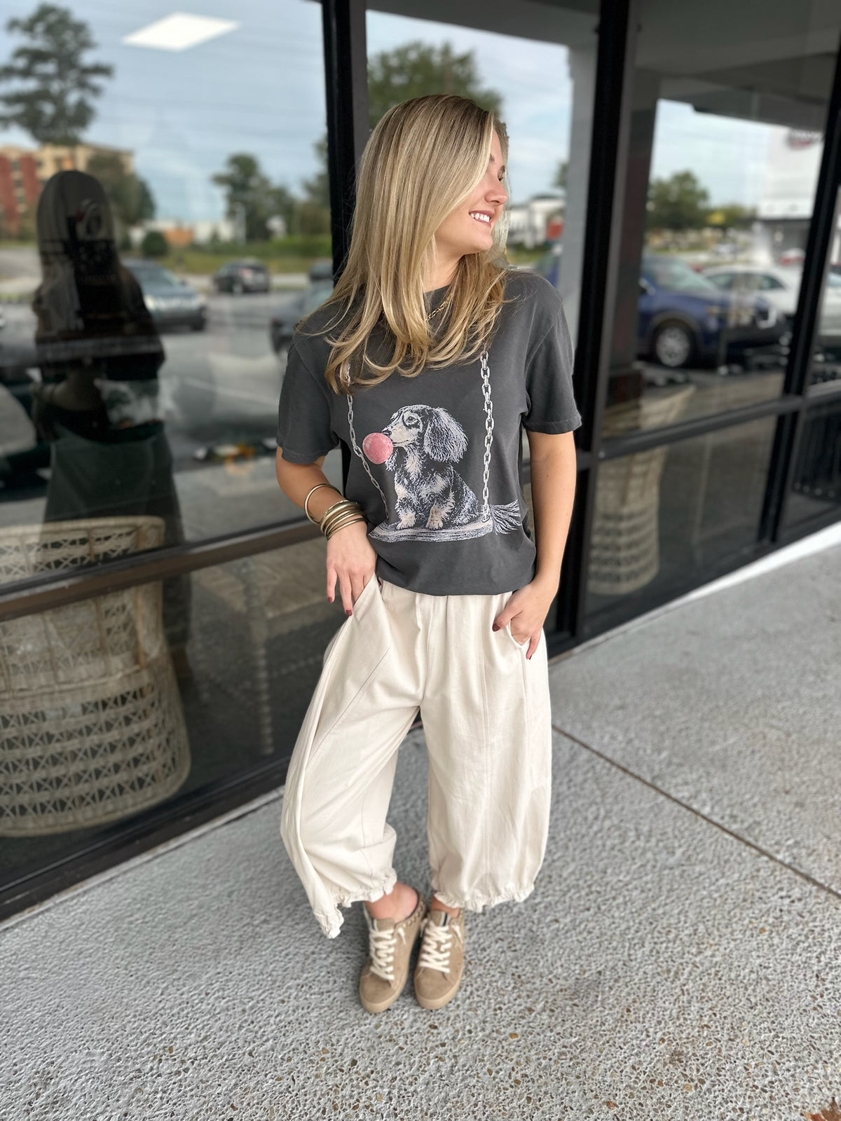 Swinging Dachshund Tee - pepper
