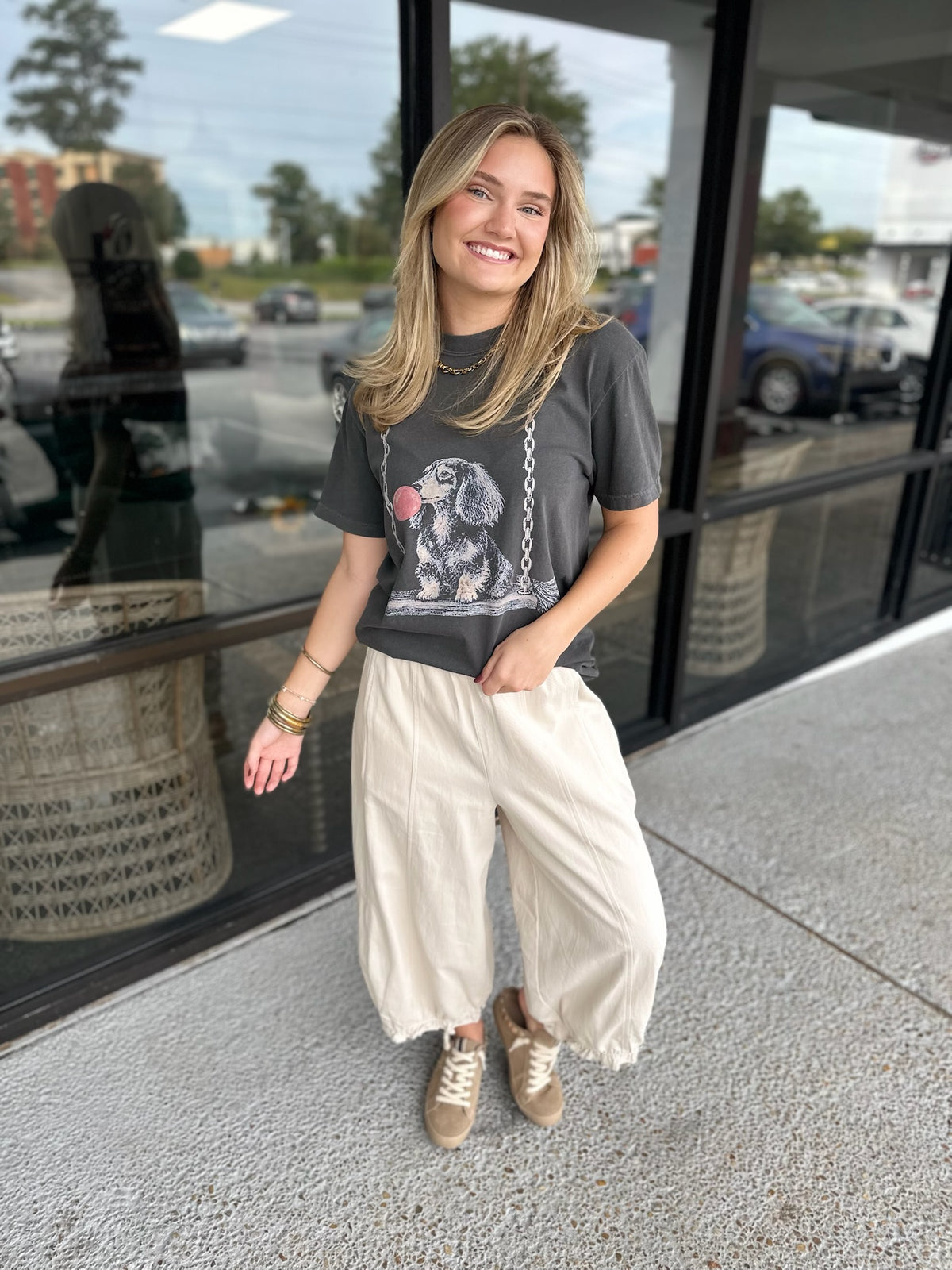 Swinging Dachshund Tee - pepper