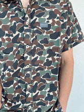 Load image into Gallery viewer, Performance Button Up - Throwback Camo
