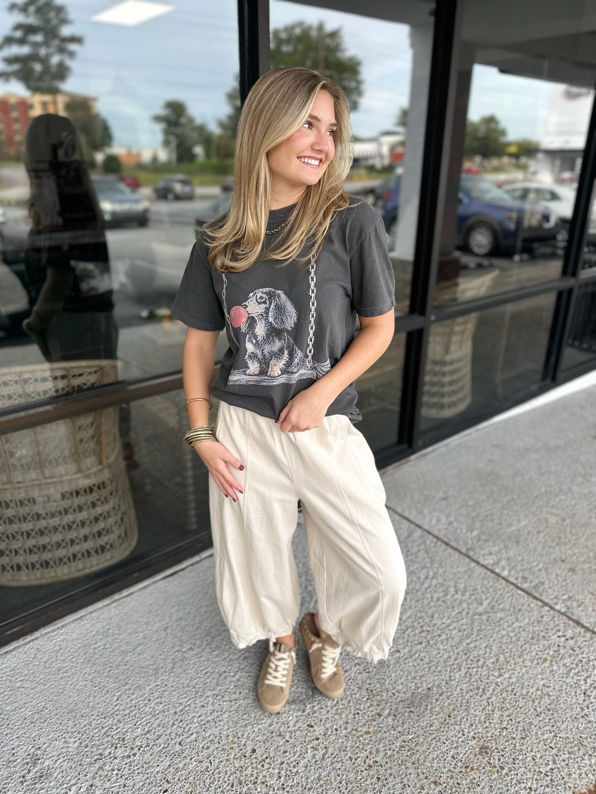 Swinging Dachshund Tee - pepper